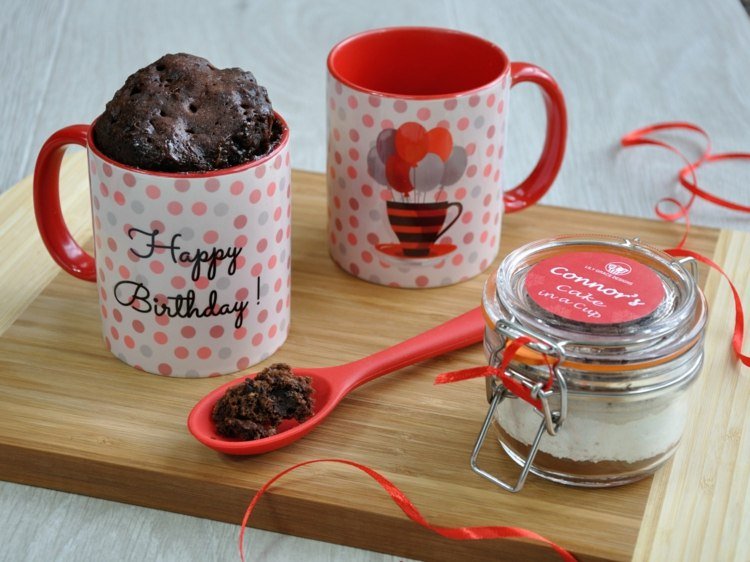 hemlagade-presenter-choklad-tårta-glas-mugg-sked-skär-bräda-födelsedagspresent