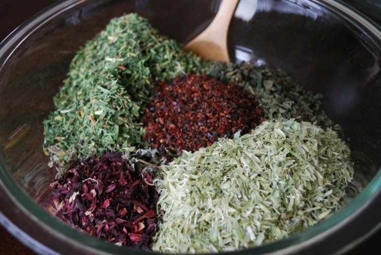 hemlagade-gåvor-te-mix-rosenblad-salvia-frukt-träskedar