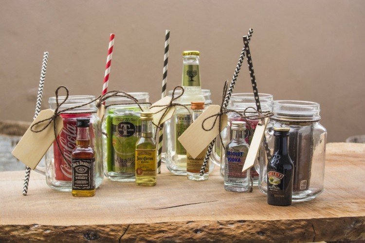 självgjorda gåvor-man-cocktail-mason-glasögon-alkohol-sugrör-present-band-namnskyltar
