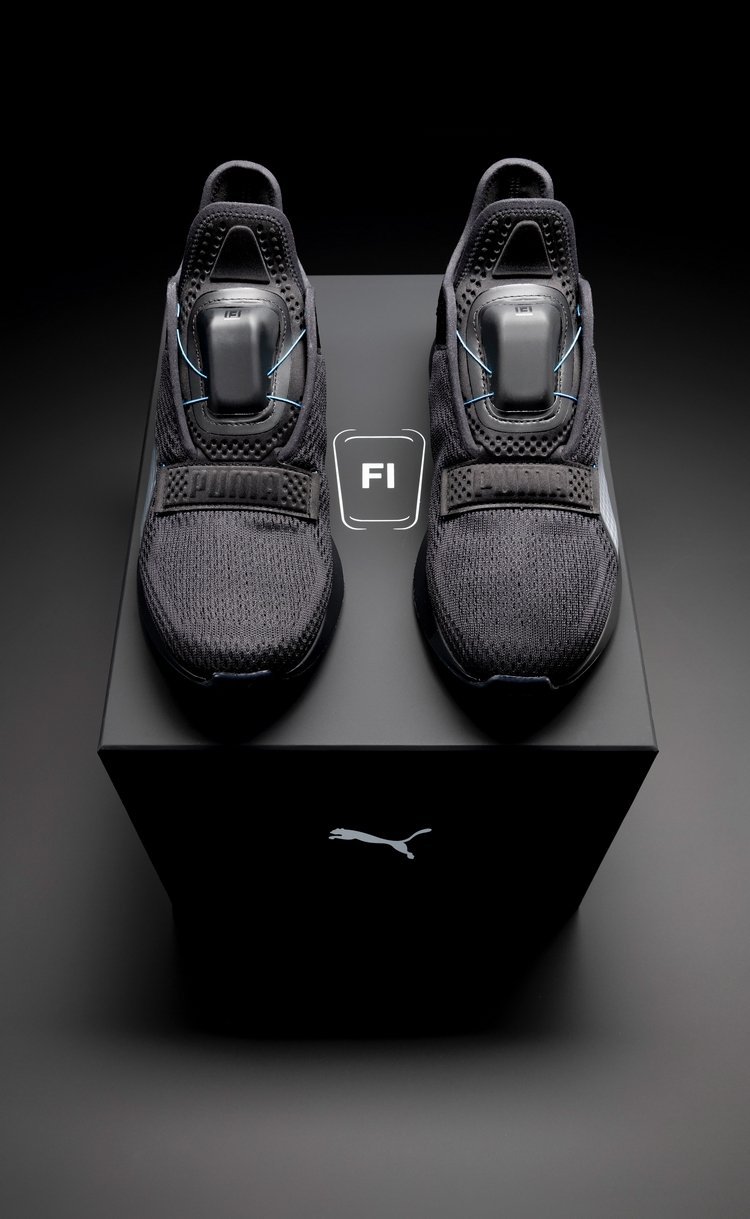 nya puma fit intelligence modell par med förpackningar och lådor sett uppifrån