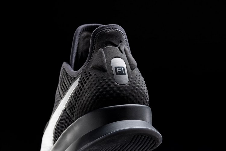 baksida design av puma fi med klimatreglerande maskväv och gummisula