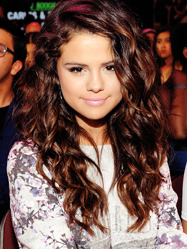 Selena Gomez μπούκλες