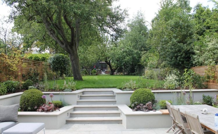 Sunk-trädgård-sittplatser-design-modern-betong-plattor-trädgård-gräsmatta-växtbäddar