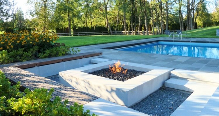 Sänkt trädgård-sittplatser-öppen spis-design-modern-pool-gräsmatta