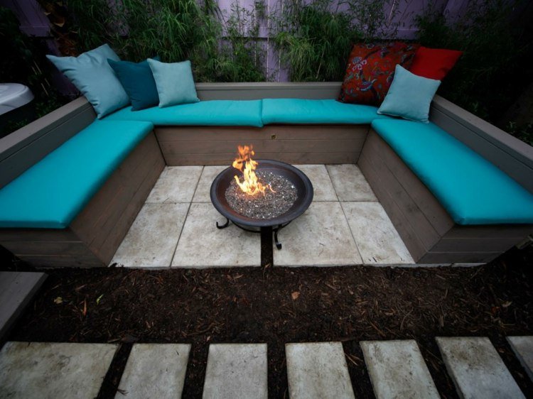 Sänkt trädgård med säte eldskål-turkos-kudde-sten-kakel