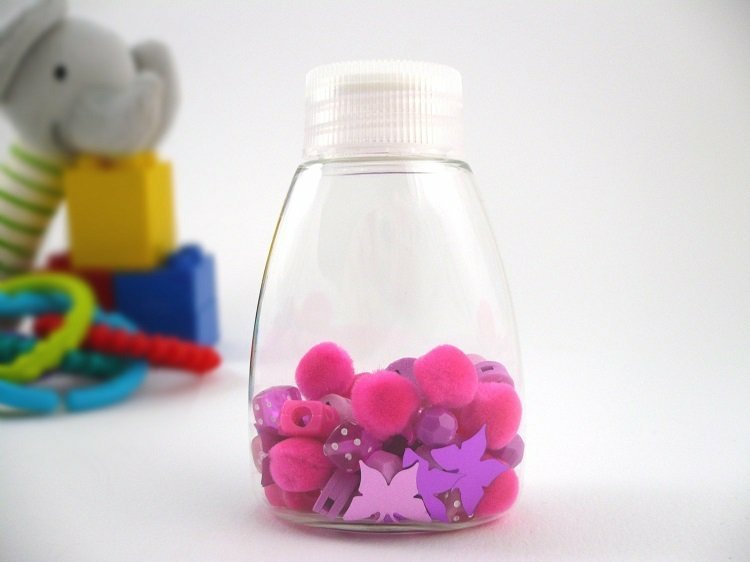 plastflaska pompoms rosa lila fjärilar sensoriska flaskor leksaker