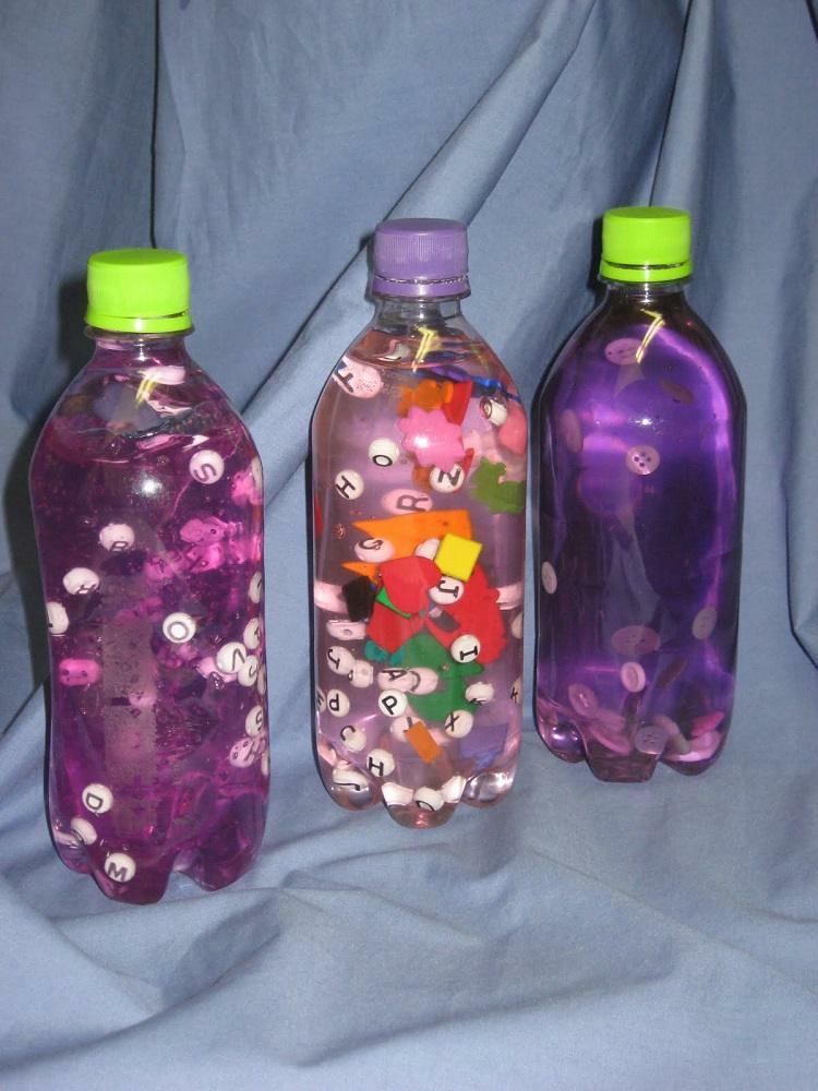 DIY idéer sensoriska flaskor bebis småbarn bokstäver färgknappar