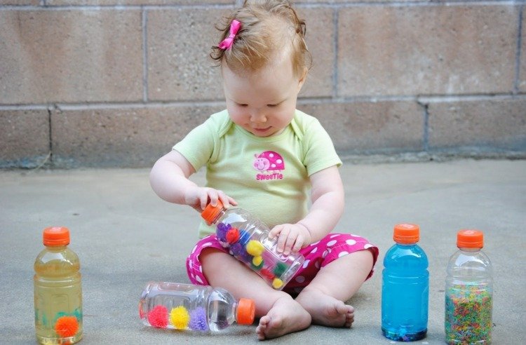 sensoriska flaskor för spädbarn och småbarn gör din egen pompoms färg vatten baby olja ris