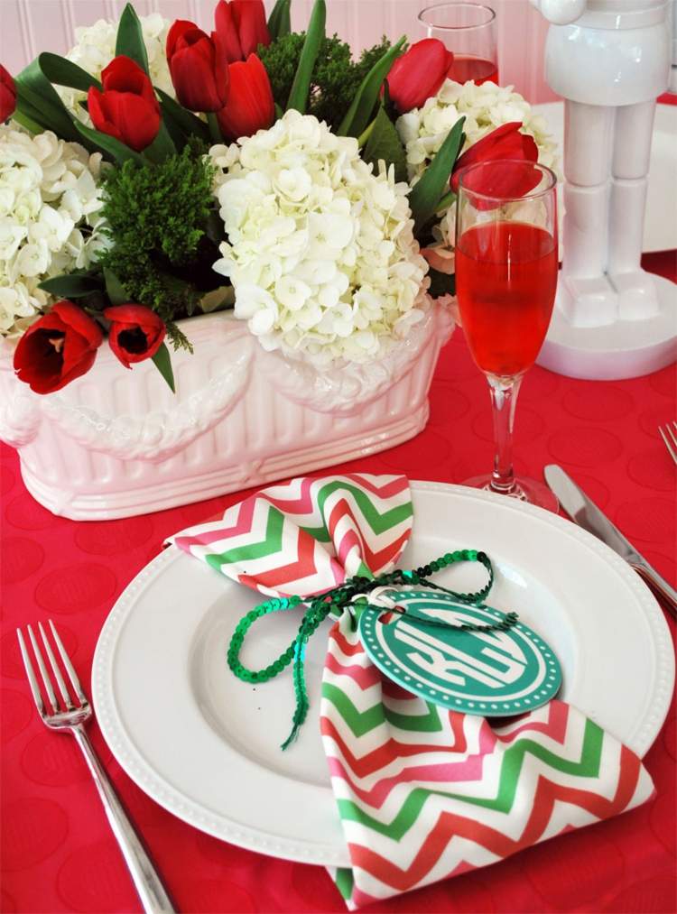 servettdekoration för jul röd grön vit traditionella färger bordsdekoration tulpaner