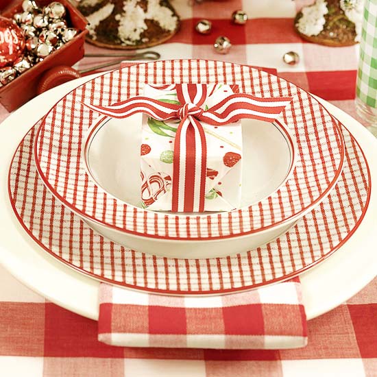 bordsdekoration jul röd vit rutig gåva