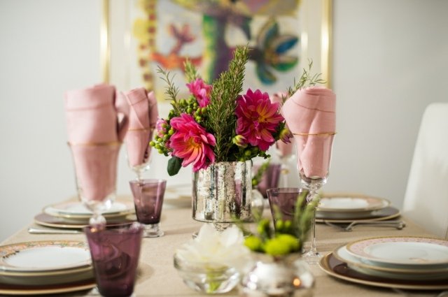 ordna bord med färska blommor i rosa färg