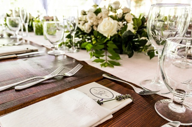 vit bordsdekoration, servett, bestickficka, menykort torra blommor