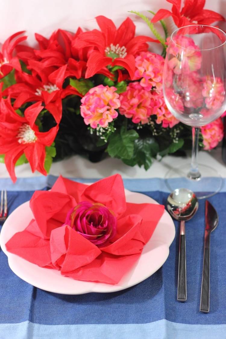papper-servett-veck-lotus-blomma-ros-dekoration