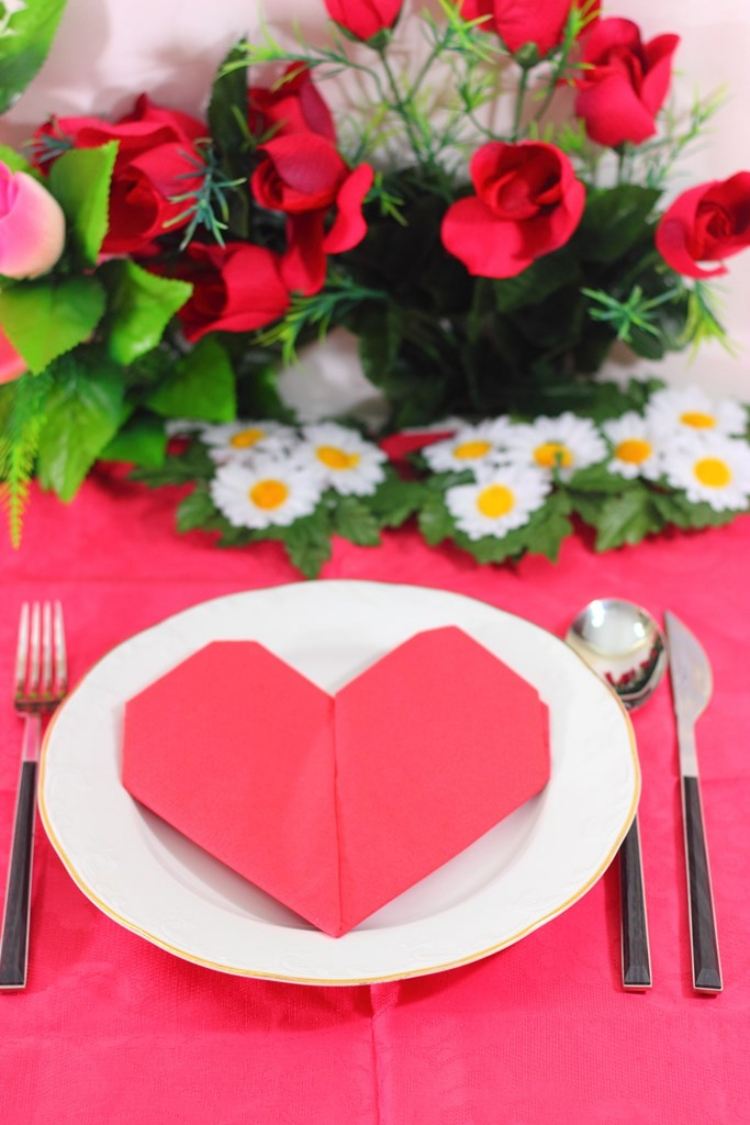 pappersservett-röd-hjärta-bord-dekoration-alla hjärtans dag