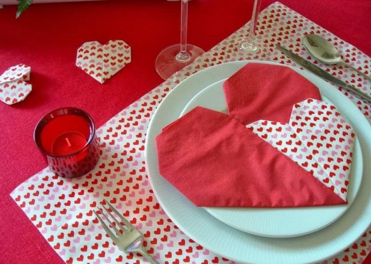 papper-servett-vik-hjärta-alla hjärtans dag-bord dekoration
