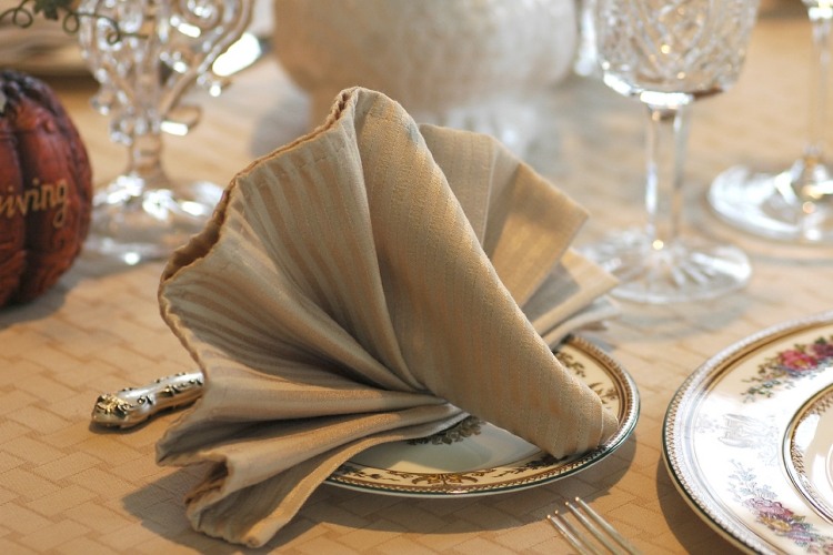 servett-veck-bord dekoration-bröllop-tyg-bricka