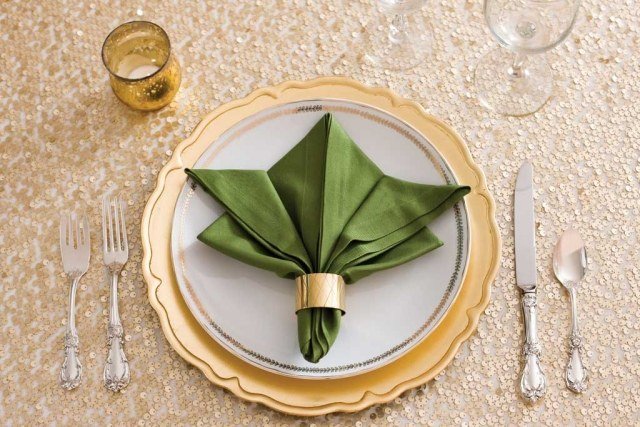 vackert vikta servetter-specialoptik-festligt dukade bord