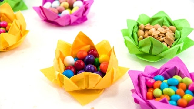 pappersservetter-färgglada-korgar-pysslande-påsk-ägg-dekoration