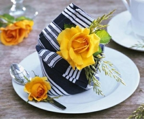 Borddekorationsidéer sommarblommor servettveckdesignidéer