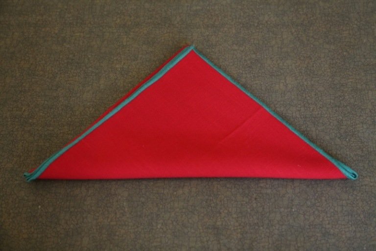 servetter vik för jul triangel röd tyg kant grön
