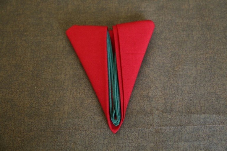servetter vik för jul röd grön kombination färger triangel