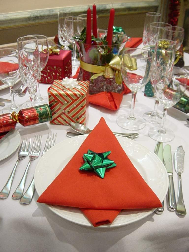servetter vik jul festliga bordsdekorationer gran röda presenter
