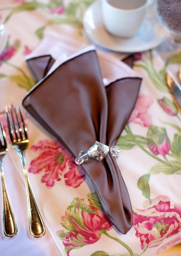 Satin-taupe-färg-servett-med-en-ring-för-bröllopet-plast-stenar