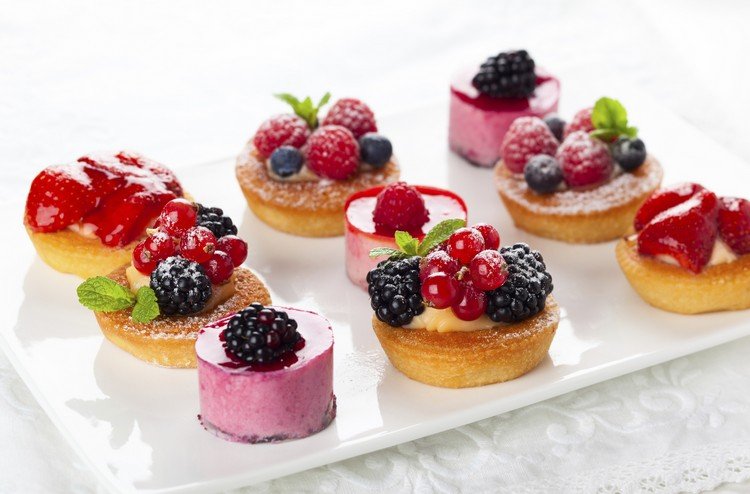 Sweet finger food bröllop-desserter-frukt-tårta-delikatesser