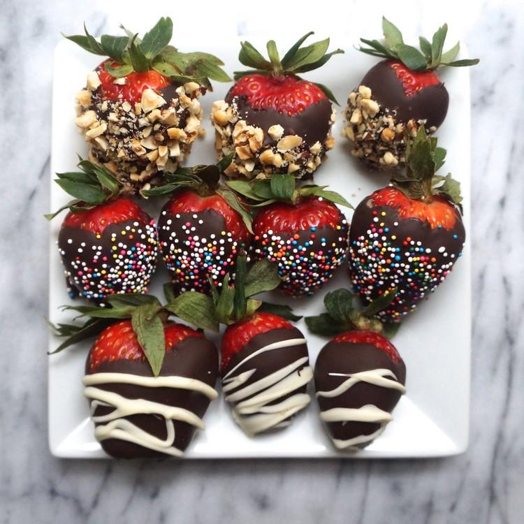 söt-fingermat-choklad-jordgubbar-vaniljglasyr-hasselnöt spröd-socker strössel