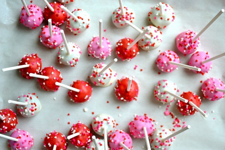 söt-finger-mat-färgglada-tårta-poppar-socker strössel-barn-födelsedag-idé