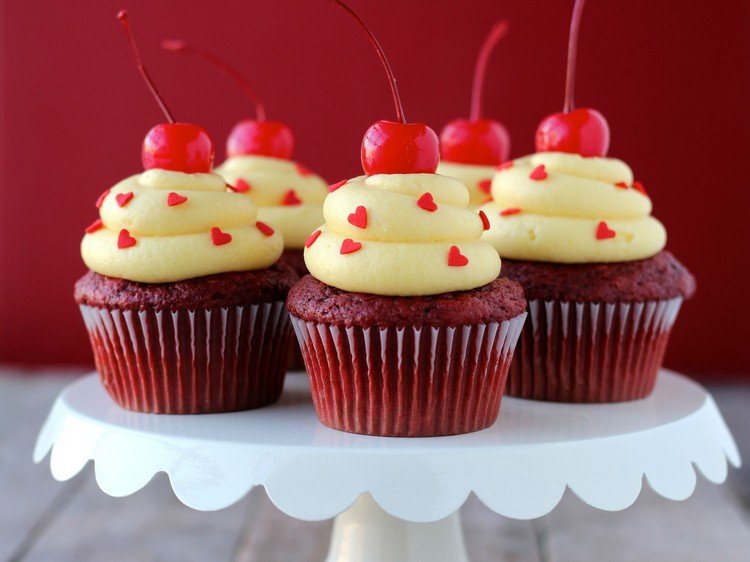 söt-finger-mat-röd-sammet-cupcake-vanilj grädde-socker hjärtan-cocktail körsbär