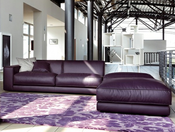 lila-interiör-idéer-lila-läder-soffa