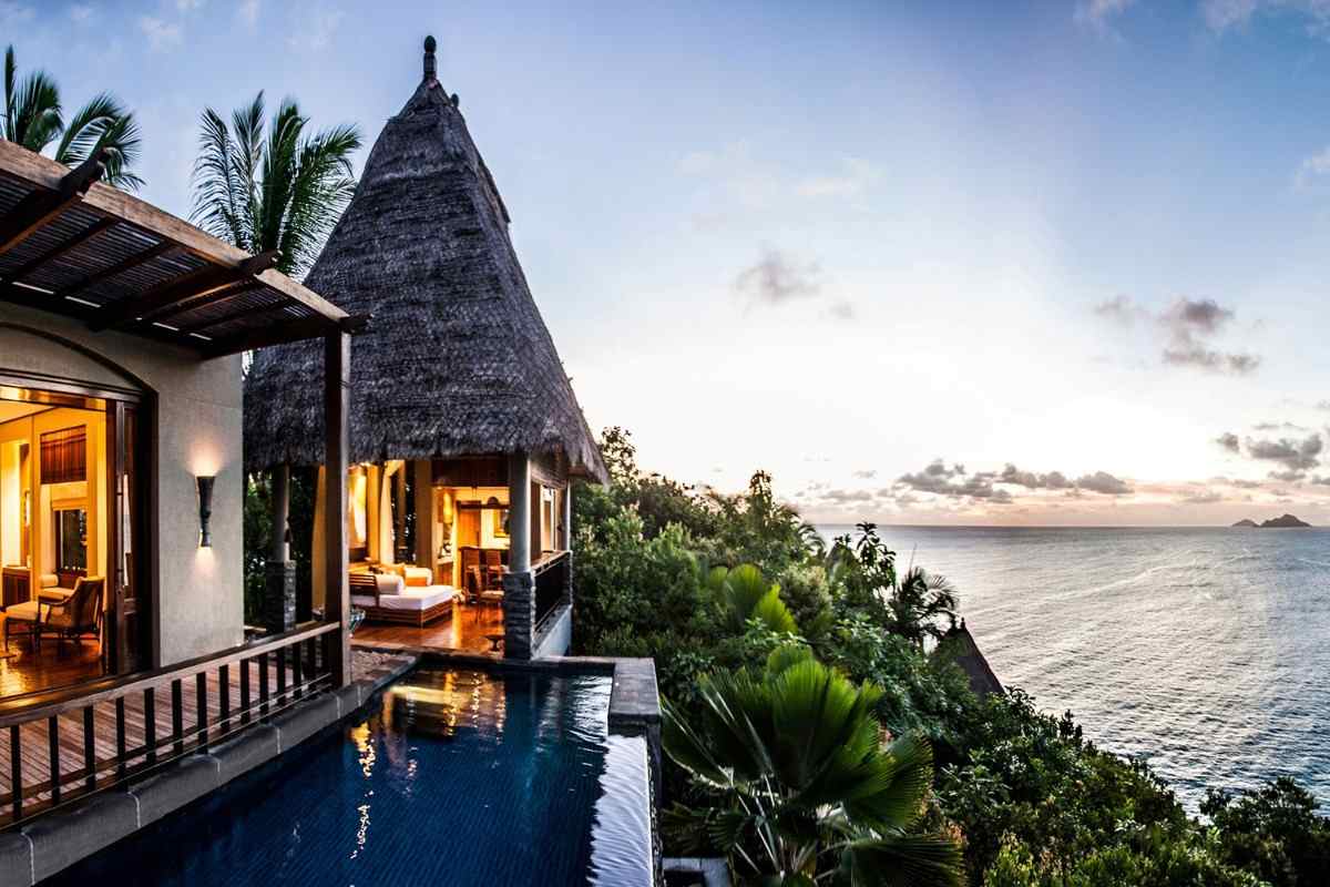 solnedgång sett från pensionatet på seychellernas semester 5 -stjärnigt hotell