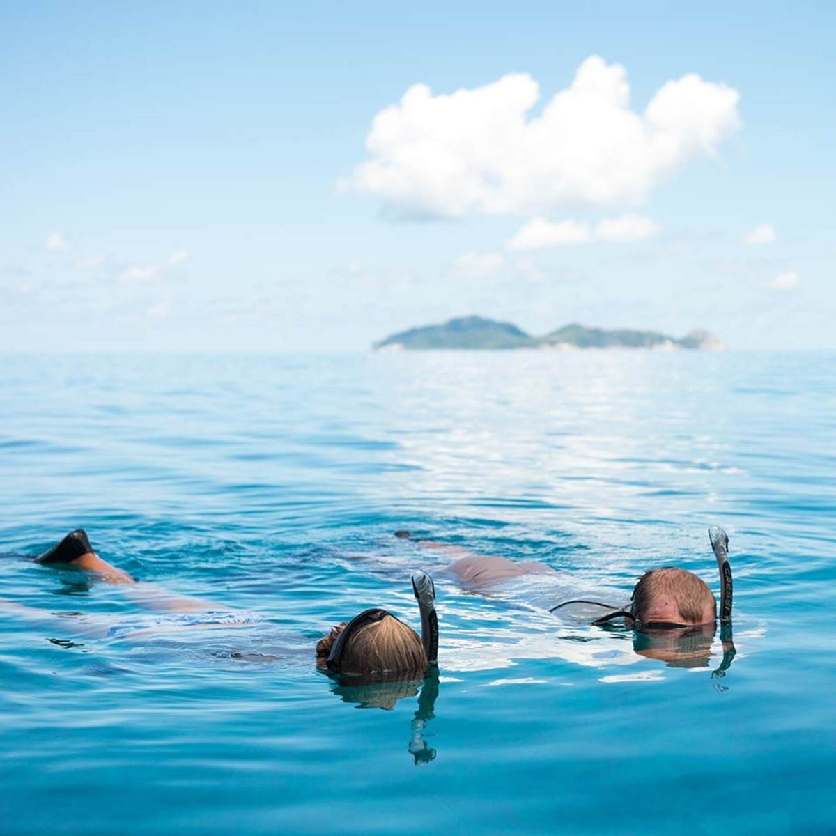 Snorkling i vattnet bredvid öar för turister