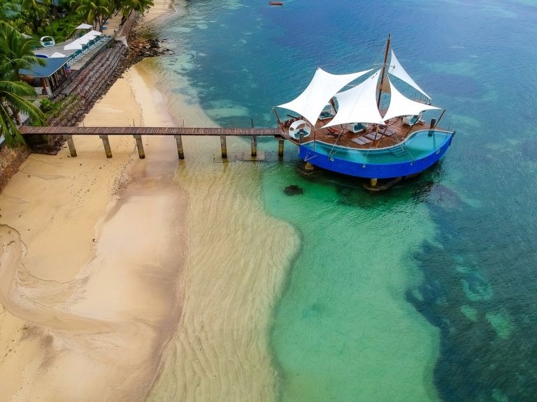 Seychellernas semester tips brygga till strandbaren i vattnet