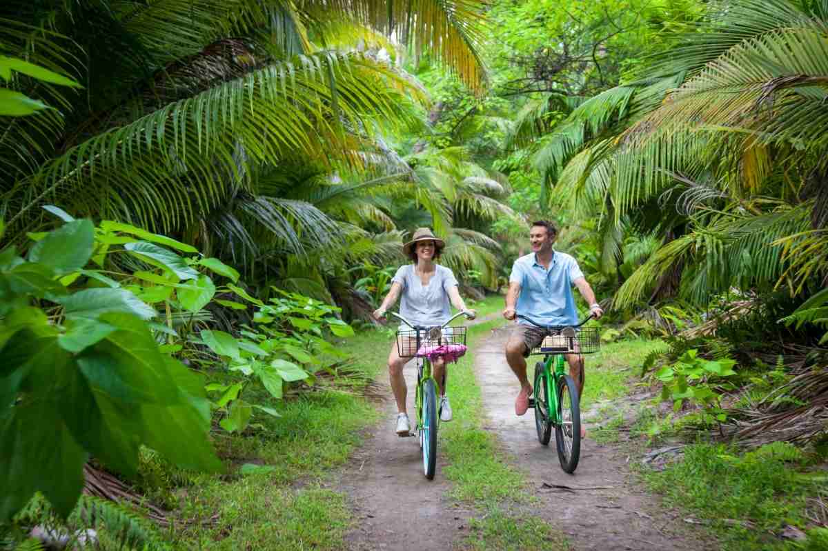 alphonse seychellernas öaktiviteter för vuxna som cyklar genom djungeln