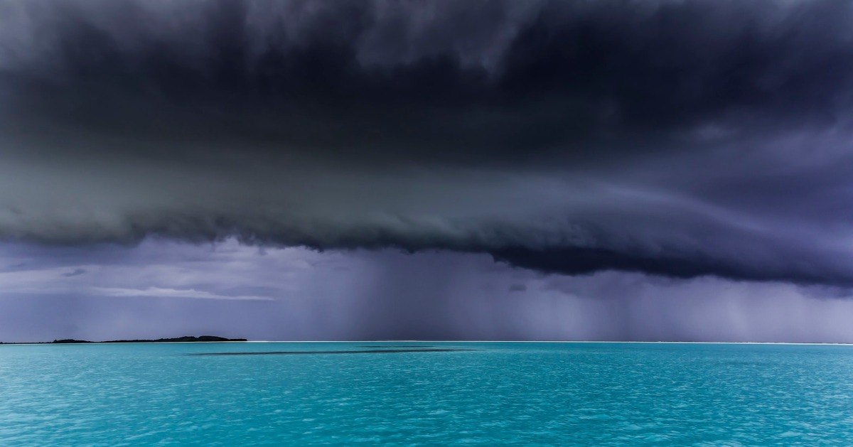 Seychellerna semester väder storm under regn med tjocka moln över blått vatten