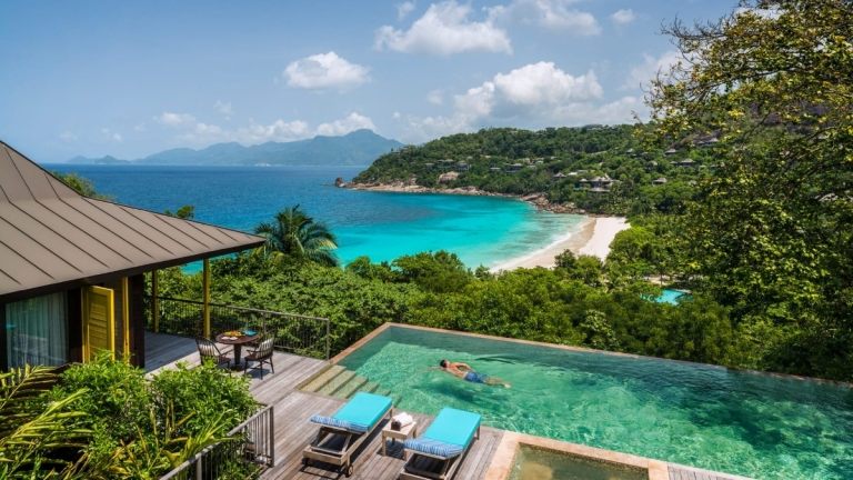 seychellerna semester mahe island bungalow med pool och utsikt över stranden och byn