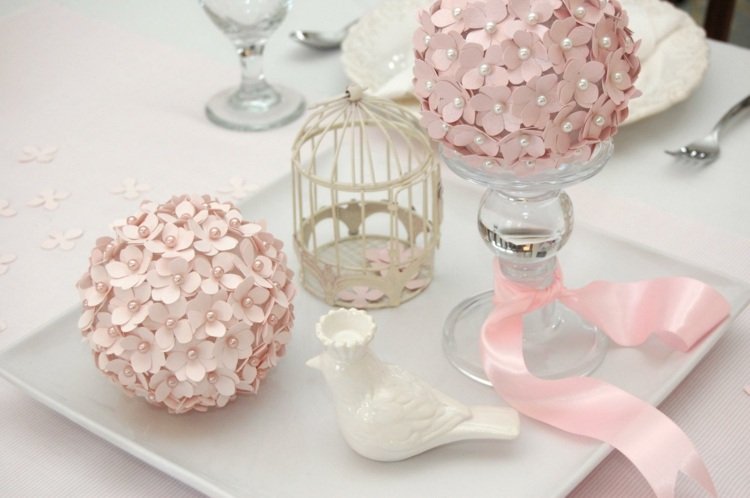 shabby chic dekoration blommor-papper-pärlor-ljusstake-tallrik-vit-rosa-bord dekoration-gör-det-själv