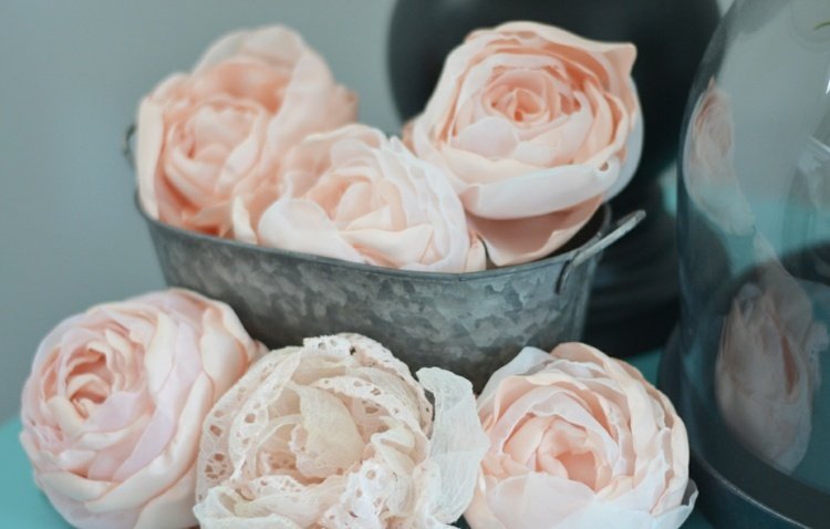 shabby-chic-dekoration-gör-själv-rosor-blommor-spets-tyg-rosa-vit-glas-metall-skål