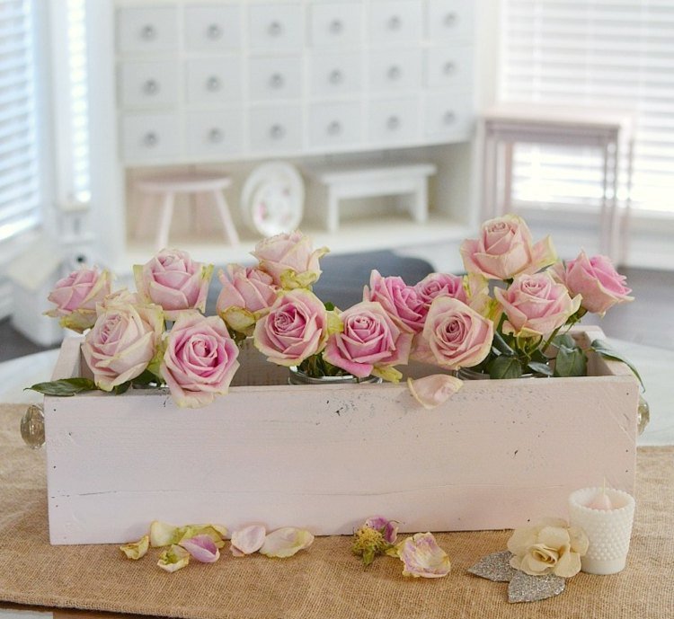 shabby-chic-dekoration-trä-rosor-trälådor-blomkruka-bord-dekoration-gör-det-själv-låda-pastell-färg-mjuk rosa