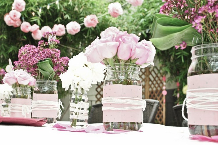 Shabby-chic-dekoration-gör-det-själv-bord-dekoration-bröllop-mason burkar-blommor-rosor-trädgård
