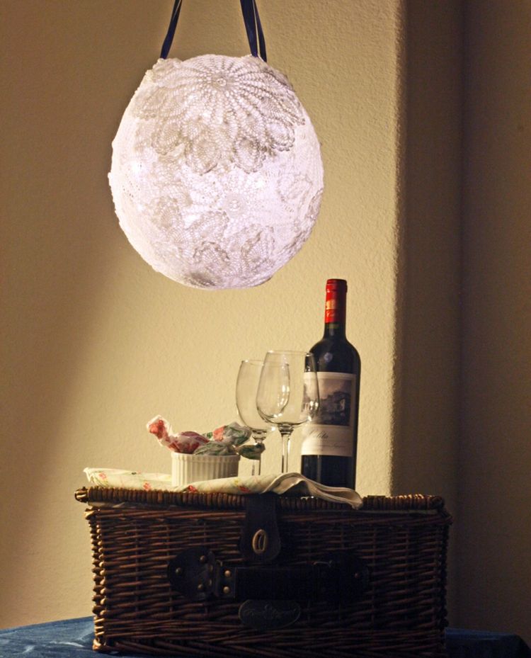 shabby-chic-dekoration-lampskärm-gör-det-själv-tinker-vin-flaska-vinglas-picknickkorg