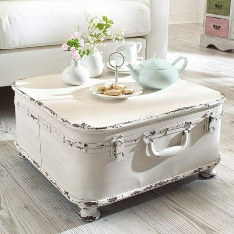 Shabby-chic-dekoration-gör-det-själv-vardagsrum-resväska-bord-yta-slitna-vita tallrik