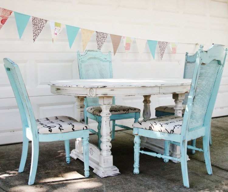 shabby-chic-dekoration-trädgård-bord-stolar-pastellfärger-blå-rosa-väggdekoration-tyg-flagga-trianglar-kedja