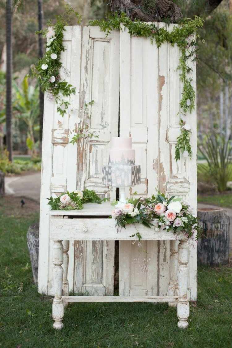 shabby chic trädgård dekoration-idé-bord-gammal trä-dörr-ros-dekoration