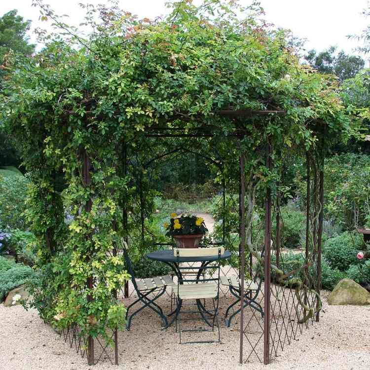 trädgård-shabby-chic-pergola-spaljé-metall-klätterväxter-trädgårdsmöbler-romantik