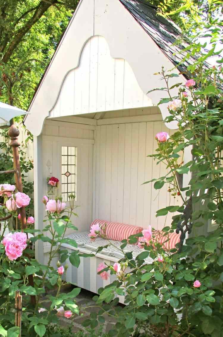 trädgård-shabby-chic-läsning-hörn-rosor-romantisk-stoppad-trä-hydda