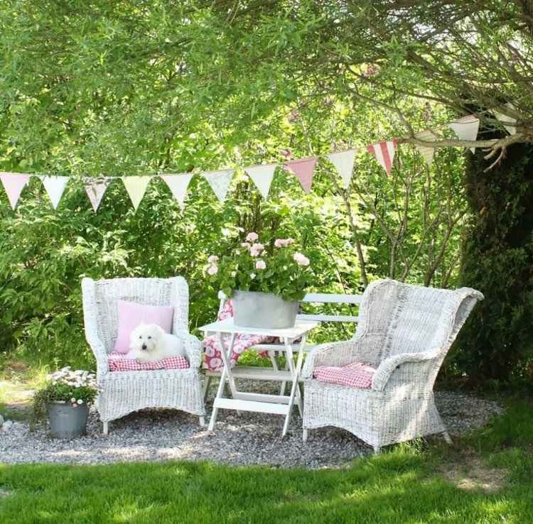 trädgård-shabby-chic-wicker-möbler-idé-vit-sida bord-krans-rosa-accenter