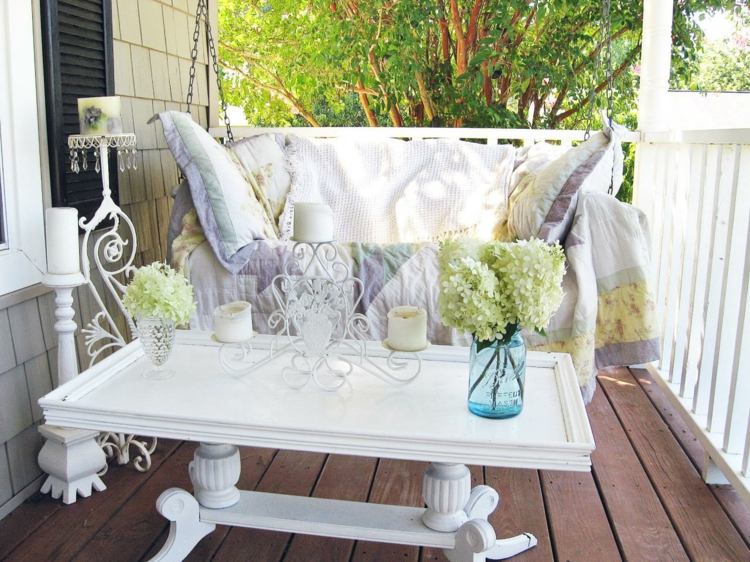 trädgård-shabby-chic-veranda-design-daybed-soffbord-vit-dekorationer-vintage